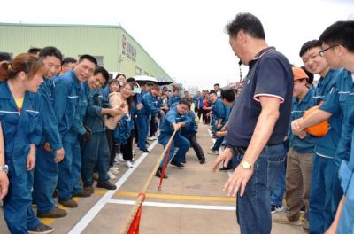 赏金船长医药下属浙江赏金船长药业组织第十六届青年团队拔河比赛
