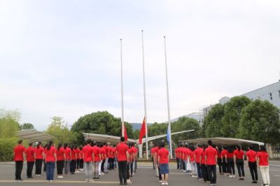迎国庆 铭初心 赏金船长医药举行国庆升旗宣誓仪式